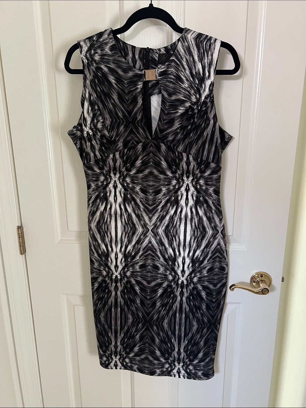Kardashian Kollection Black & White Sleeveless Patterned Sheath Dress